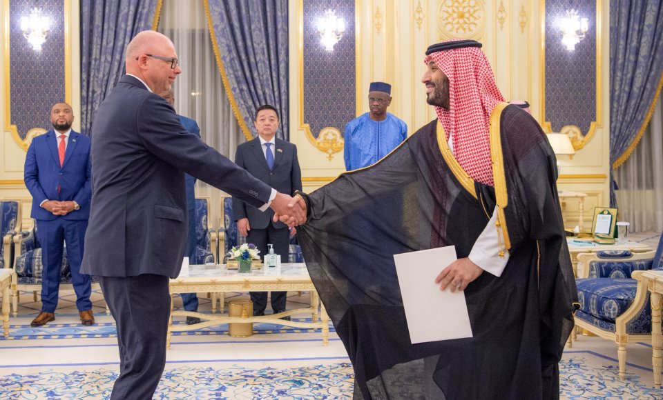 Ambasadorius R. Davidonis įteikė skiriamuosius raštus Saudo Arabijos sosto įpėdiniui Princui...