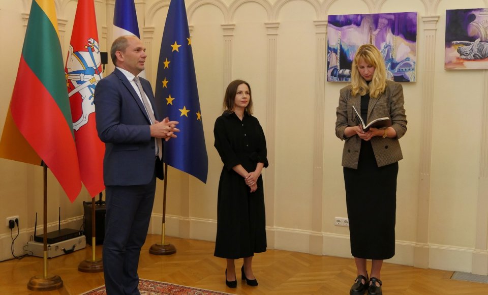 Lietuvos ambasadoje Paryžiuje atidaryta Aurelijos Althoffer Auros tapybos paroda „Splendeur ordinare“