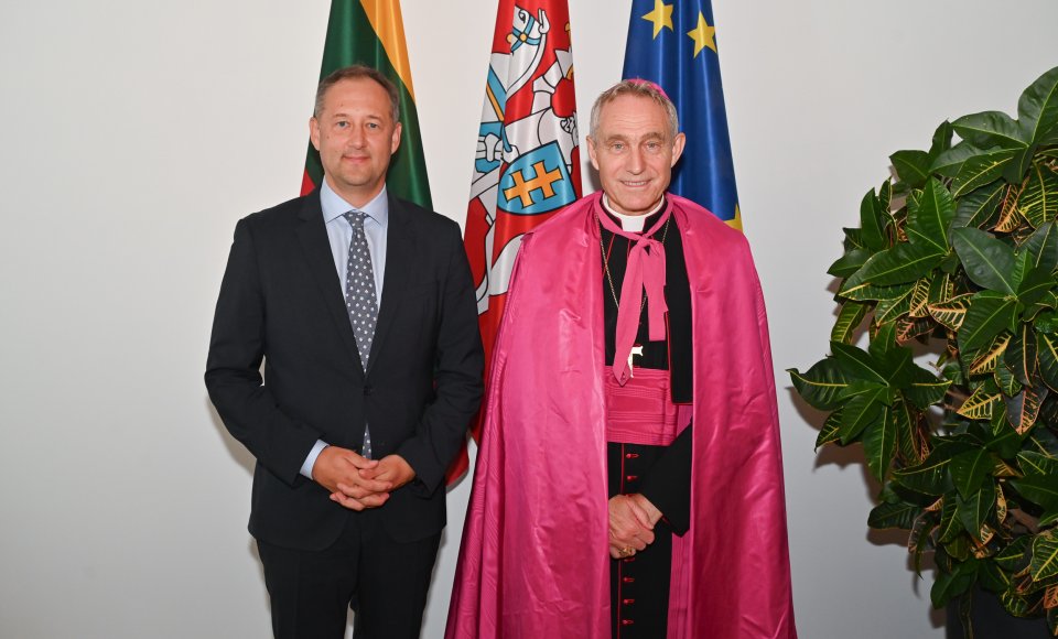 Viceministras S. Šatūnas susitiko su naujuoju Šventojo Sosto nuncijumi Lietuvoje, arkivyskupu Georgu Gansweinu (Georg Gänswein)