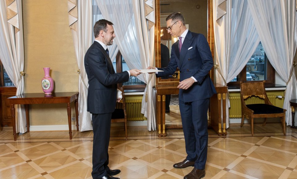 Ambasadorius E. Raudonikis įteikė skiriamuosius raštus Suomijos prezidentui