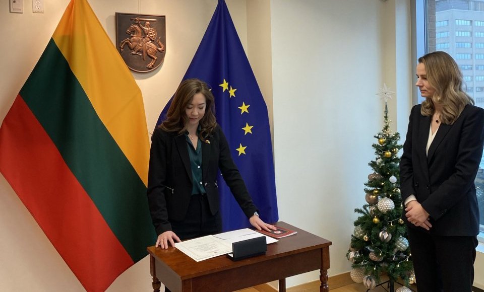 Čiuožėja Allison Reed ambasadoje Kanadoje prisiekė Lietuvos Respublikai