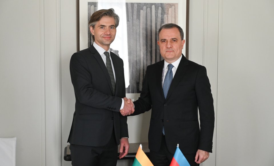 K. Budrys susitiko su Azerbaidžano užsienio reikalų ministru: nuosekli parama Ukrainai yra svarbi visų mūsų saugumo užtikrinimui