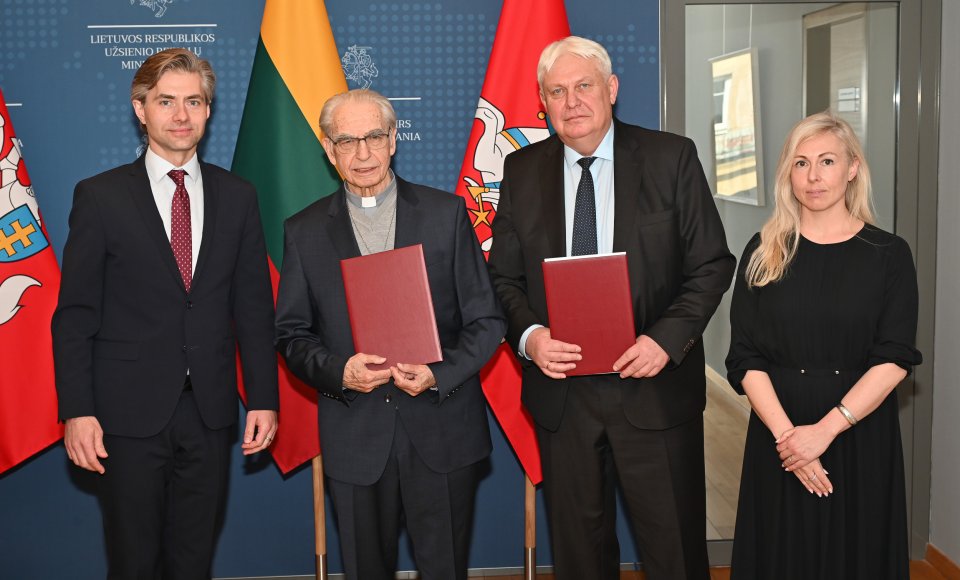 Bačkių šeimos diplomatinis paveldas tarpininkaujant URM perduotas archyvui