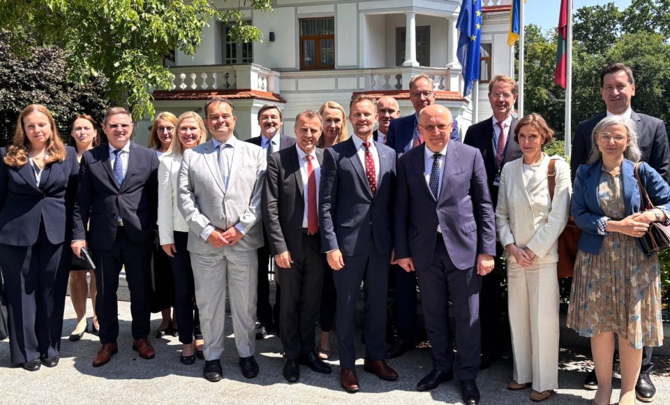 Lietuvos ambasadoje Čekijoje Europos Sąjungos komisaras Andrius Kubilius su ambasadoriais ES aptarė gynybos stiprinimo planus