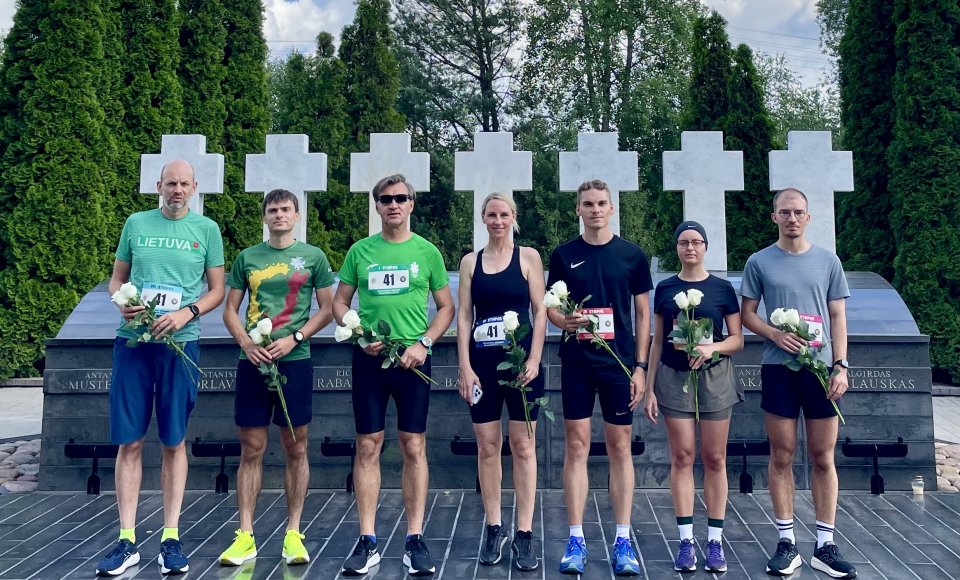 Lietuvos diplomatų komanda dalyvavo estafetiniame bėgime „Medininkai–Vilnius“