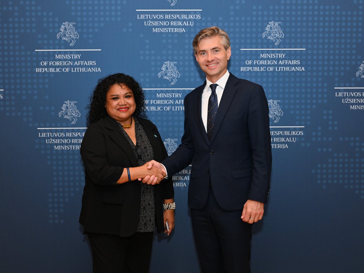 k-budrys-susitiko-su-palau-respublikos-teisingumo-ministre-j-s