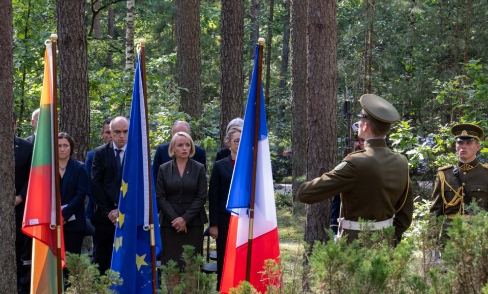 La vice-ministre des Affaires étrangères a rendu hommage aux victimes de l’Holocauste à Pravieniškės