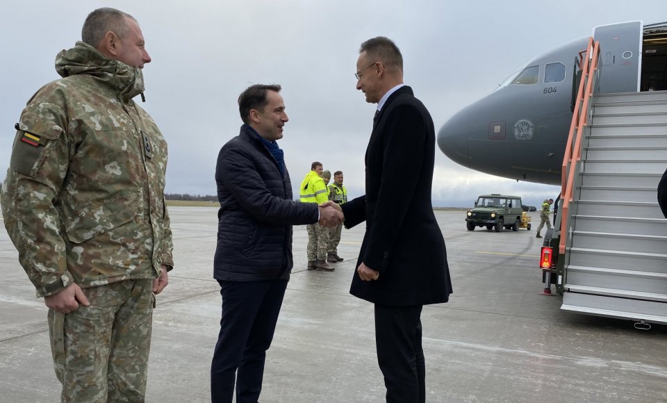 Užsienio reikalų viceministras S. Mitkus pasitiko Šiaulių aviacijos bazėje apsilankiusį Vengrijos užsienio reikalų ir prekybos ministrą P. Szijjártó