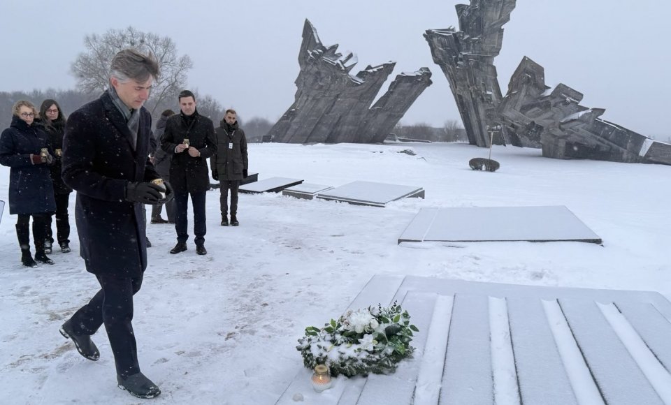 K. Budrys pagerbė Holokausto aukų atminimą Kauno IX forte