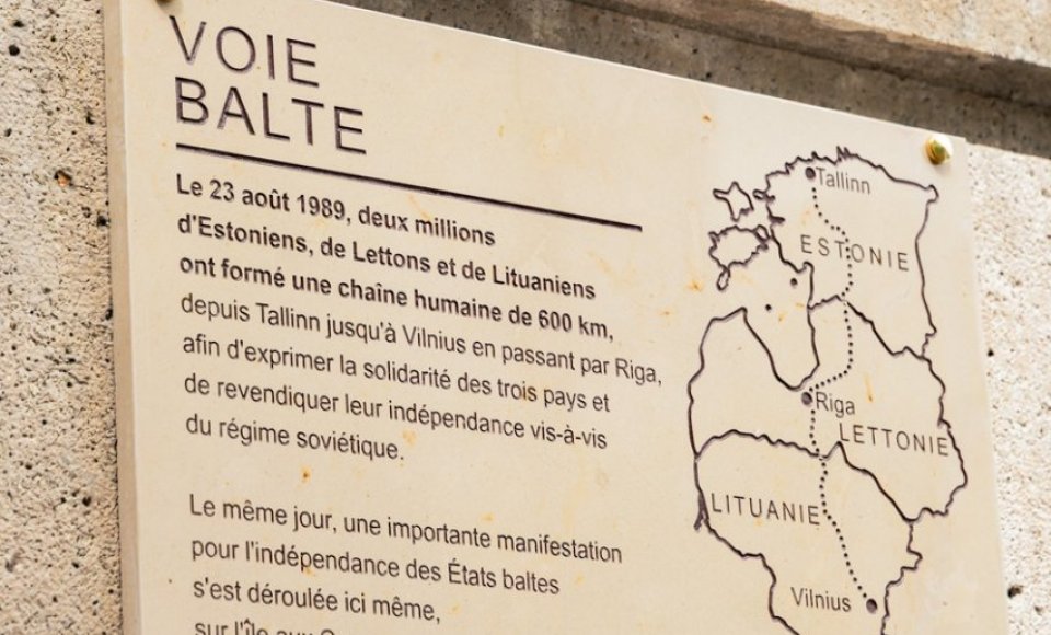 Paryžiuje atidengta Baltijos keliui skirta atminimo lentelė