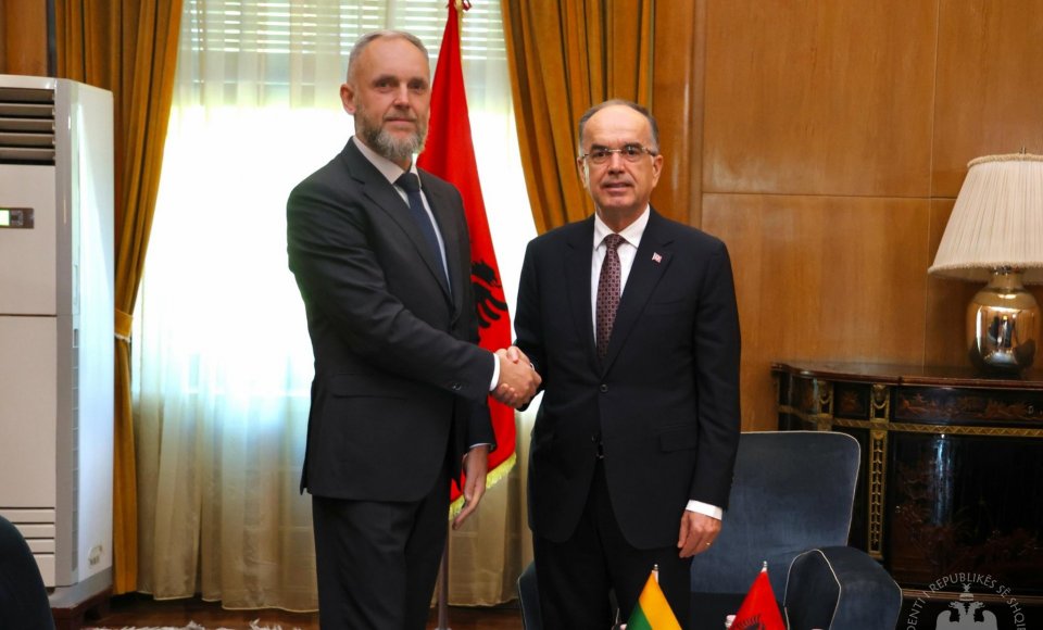 Ambasadorius A. Kalindra įteikė skiriamuosius raštus Albanijos Prezidentui