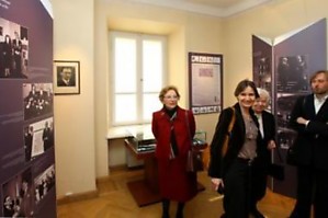K.Lozoraičio žmona ir dukra (pirmame plane) atidžiai apžiūrėjo Prezidentūroje nuotraukas iš Lietuvos diplomatijos istorijos, kurioje Lozoraičių dinastija užima itin garbingą vietą. Tomo Raginos nuotr.