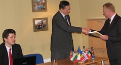 Susitikimo metu V.Kleiva ambasadoriui įteikė dovanų. Ž.Zazerskytės nuotr.