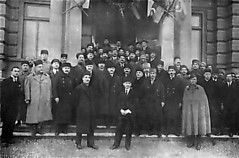 Azerbaidžano vyriausybės nariai, tarp kurių buvo ir valstybės pareigūnų Lietuvos totorių, per priėmimą Azerbaidžano nepriklausomybės pripažinimo proga su svečiais - Vakarų valstybių atstovais. 1920 metų sausis / LŽ archyvo nuotr.