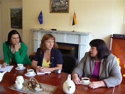 Lietuvos ambasadorė I.Bričkovskienė su žurnalistėmis Lietuvos ambasadoje Dubline. Nuotr. V.Žukauskaitės