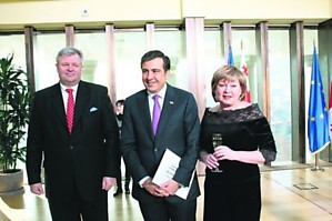 M.Saakašvilis (viduryje) pagarbiai priėmė E.Mildažytę ir jos vyrą G.Vyšniauską.  A.Taluntytės nuotr. 