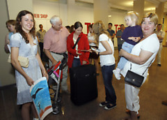 Iš Olandijos sugrįžusią Ingridą (centre) Vilniaus oro uoste pasitiko visa šeima. T.Bauro nuotr.