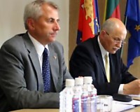 Susitikime su tauragiškiais užsienio reikalų ministras Vygaudas Ušackas (kairėje) neigė gandus apie statomus atominės elektrinės pamatus Kaliningrado srityje, o generalinis konsulas Kaliningrade Vaclav Stankevič kvietė verslininkus investuoti kaimyniniame krašte. Aut. G.Gražinskas 
