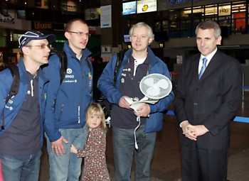 Užsienio reikalų ministras V.Ušackas (dešinėje), išlydėdamas į kelionę buriuotojus, padovanojo jiems ventiliatorių. 