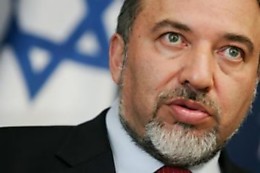 Atsargumas: A.Libermanas vengė komentuoti žydų turto grąžinimo problemą. Š. Mažeikos nuotr.