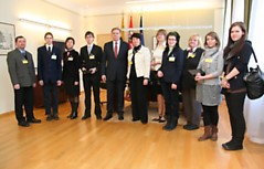 LAUREATAI. Moksleivių rašinio ir esė konkurso dalyviai, tarp jų ir Nidos vidurinės mokyklos moksleivė su užsienio reikalų ministru A.Ažubaliu.