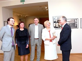 Parodą atidarant. Iš kairės: URM skyriaus vyresn. specialistas B. Venckaitis, muziejaus-galerijos direktorė D. Minkevičienė-Jazdauskienė, Kėdainių rajono savivaldybės departamento direktorius J. Lukoševičius, rajono merė N. Naujokienė ir URM skyriaus vedėjas A. Misevičius. Z.Slavinsko nuotr.