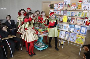 DOVANA: Amerikiečių dovaną parodyti įvežė Šiaulių moksleivių namų šokių studijos 