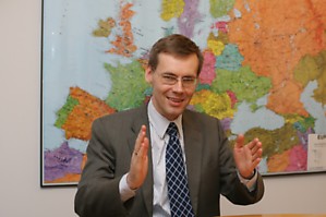Andrius Krivas, Krašto apsaugos ministerijos sekretorius gynybos politikai ir tarptautiniams ryšiams:  „Žmogui reikia keisti aplinką ir savo veiklos sritis, kad nepatirtų dvasinės ir intelektinės stagnacijos.“