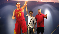 A picture of basketball star Yao Ming and coach Jonas Kazlauskas attracts many tourists (Image: Radio86).