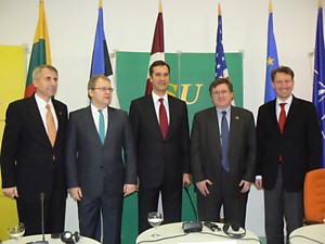 Penktadienį Utenoje buvo surengta neformalaus trijų Baltijos valstybių diplomatijos vadovų – Lietuvos užsienio reikalų ministro Vygaudo Ušacko, l.e.p. Latvijos užsienio reikalų ministro Mario Riestinio ir Estijos užsienio reikalų ministro Urmaso Paeto – susitikimas. Be šių garbių asmenų Utenoje tądien lankėsi ir JAV ambasadorius John A.Cloud, Europos Komisijos atstovybės Lietuvoje vadovas Kęstutis Sadauskas.