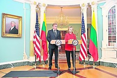 A.Ažubalį pamalonino JAV valstybės sekretorės H.Clinton pagyrimai Lietuvai. D.Garbačauskienės nuotr.