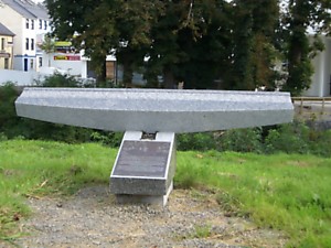F.Vaitkaus skrydžiui per Atlantą įamžinti Airijoje Balinrobe pastatytas laikinas akmeninis žymeklis, kurio vietoje ateityje turi būti paminklas. Autorės nuotr.