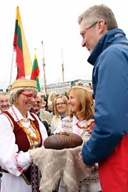 'Ambersail' įgula pasitikta su duona ir druska. L.Baltrukonienės nuotr.