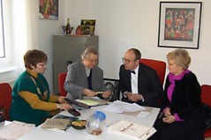 Vydūno draugijos pirmininkė Rima Palijanskaitė (kairėje), Vydūno draugijos garbės pirmininkas dr. Vacys Bagdonavičius, Vokietijos ambasados Lietuvoje kancleris F.W.Nehlas ir vertėja Irena Tumavičiūtė. T.Staniko nuotr.