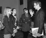 Tarptautiniais santykiais ir diplomatija besidominčios gimnazistės nepraleido progos ir po susitikimo pabendrauti su aukštas pareigas Užsienio reikalų ministerijoje užimančiu kraštiečiu. Vido Dulkės nuotr.