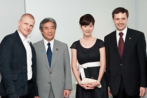 Fotografas M.Jovaiša, Japonijos užsienio reikalų ministras Hirofumis Nakasone, Lietuvos ambasadorius Japonijoje D.Kamaitis su žmona Čisako. Ameninio albumo nuotr. 