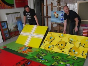 Dailininkai V.Marcinkevičius (dešinėje) ir L.Liandzbergis savaip pavaizdavo Europos Sąjungos šalių vėliavas. L.Valatkienės nuotr.