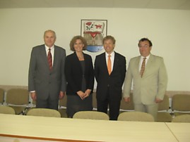 Savivaldybės administracijos direktorius J.Varžgalys, p. Carmen Wijnands, ambasadorius J.E. Joep Wijnands, J.Kazėnas susitiko savivaldybėje. L.Juodvalkienės nuotr.