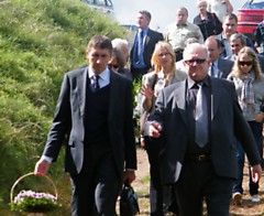 Į paminklo holokausto aukoms atidengimo iškilmes atvyko ambasadų, žydų bendruomenių ir rajono valdžios atstovų. Reginos Musnecienės nuotr.