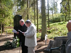 MALDA: Holokausto aukas tradicine žydų malda pagerbė išsigelbėjusių Užvenčio žydų palikuonys akcijos iniciatorius Volia Levin (kairėje) ir Benzion Kelman. Reginos Musnecienės nuotr.