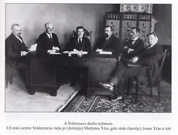 Pirmasis ministrų kabinetas (1918 11 11-1918 12 26). Iš kairės: švietimo ministras Jonas Yčas, teisingumo ministras Petras Leonas, ministras pirmininkas ir užsienio reikalų ministras Augustinas Voldemaras, finansų ministras Martynas Yčas, žemės ūkio ir valstybės turtų ministras Juozas Tūbelis, vidaus reikalų ministras Vladas Stašinskas. LCVA nuotr.