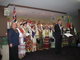 Sydnėjaus lietuvių choras „Daina“ su dirigente Birute Aleknaite. Priekyje ALB Sydnėjaus Apylinkės Valdybos narys Vytautas Juška. „MP“ nuotr.