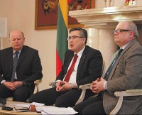 Kazachstano ambasadorius G.Koišybajevas (viduryje) ir Lietuvos diplomatai V.Naudužas bei A.Eidintas mano, kad abi valstybės gali daug nuveikti pagelbėdamos viena kitai. „LŽ“ nuotr. 