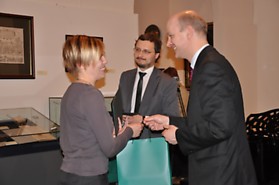 Užsienio reikalų ministerijos atstovai specialiais prizais apdovanojo dalyvius, kurie į finalą atvyko iš užsienio. Stanislavo Kairio nuotr.