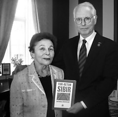 Knygos, išverstos į norvegų kalbą, „Sibiras vaiko akimis“ autorė Dainora Urbonienė ir Lietuvos Garbės konsulas Norvegijoje Carl Thom Carlsten. Asmeninio archyvo nuotr.
