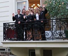 Studentai - projektų autoriai LR ambasados Paryžiuje kiemelyje. E.Baldyšiaus nuotr.
