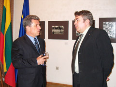 POKALBIS: Lietuvos ambasadorius Latvijoje Antanas Valionis (kairėje) ir Šiaulių „Aušros“ muziejaus direktorius Raimundas Balza aptarė ne tik kultūrinę, bet ir ekonominę šalių situaciją. Ž.Kavaliauskaitės nuotr.