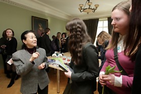 Susidomėjimas: Japonijos ambasadorė Lietuvoje M.Akashi (kairėje) pastebėjo, kad Japonija ypač domisi Lietuvos jaunimas. Tomo Raginos nuotr.