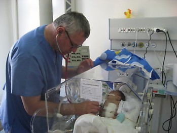 PATIRTIS. Didžiąją savo profesinio gyvenimo dalį naujagimiais besirūpinantis Vilniaus universiteto Vaikų ligoninės neonatalogas dr. Arūnas Liubšys mielai dalijasi savo patirtimi su kitų šalių specialistais. Asmeninio albumo nuotr.