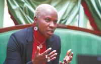 Geros valios ambasadorę A.Kidjo iš Benino per viešnagę Lietuvoje priėmo šalies prezidentas V.Adamkus. LŽ nuotr.